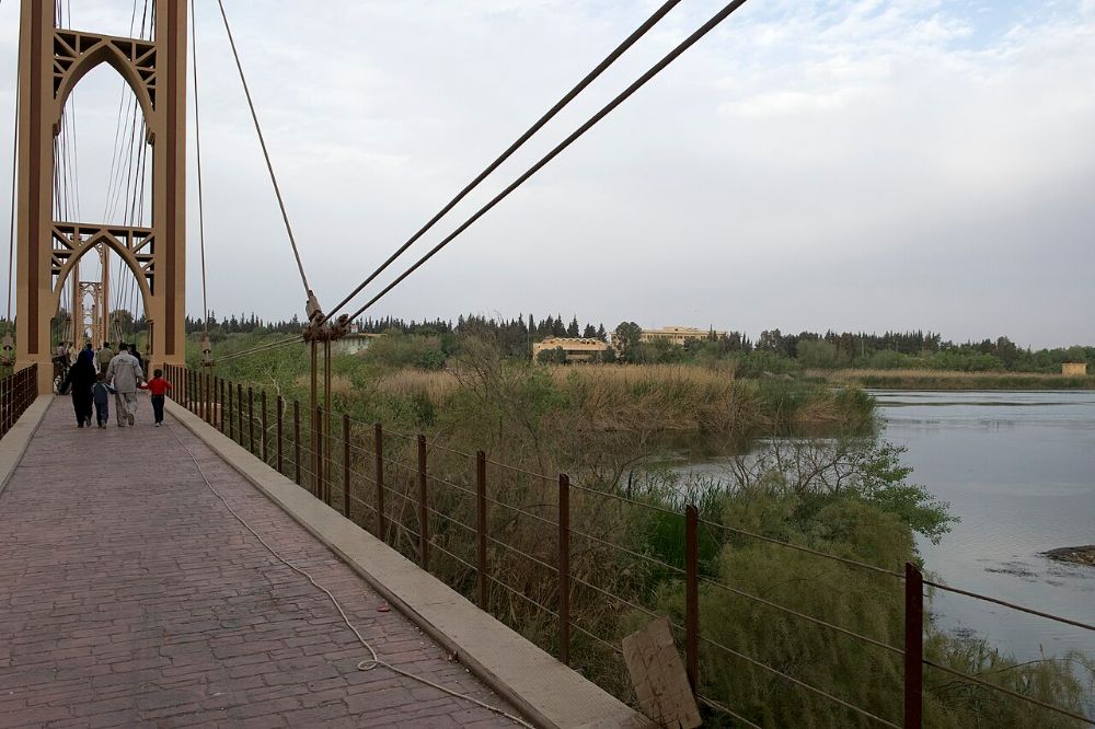 الجسر المعلّق فوق الفرات (قبل تهدّمه سنة 2013)